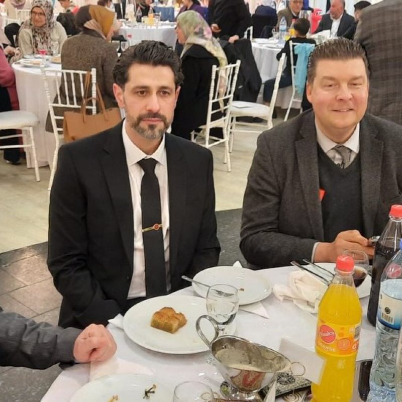 Gäste an der Tafel beim Iftar-Abend