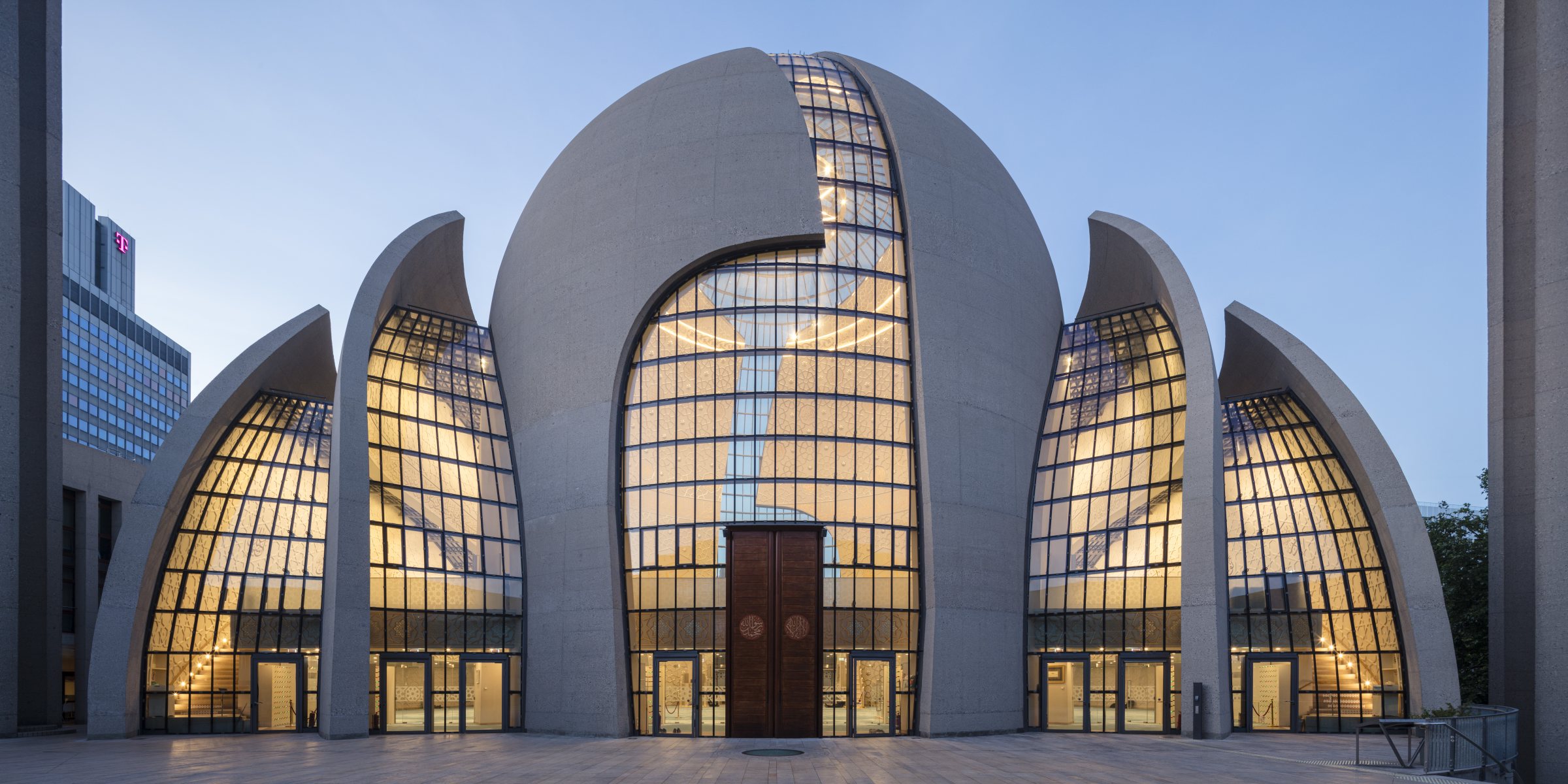 DITIB-Zentralmoschee in Köln am Abend