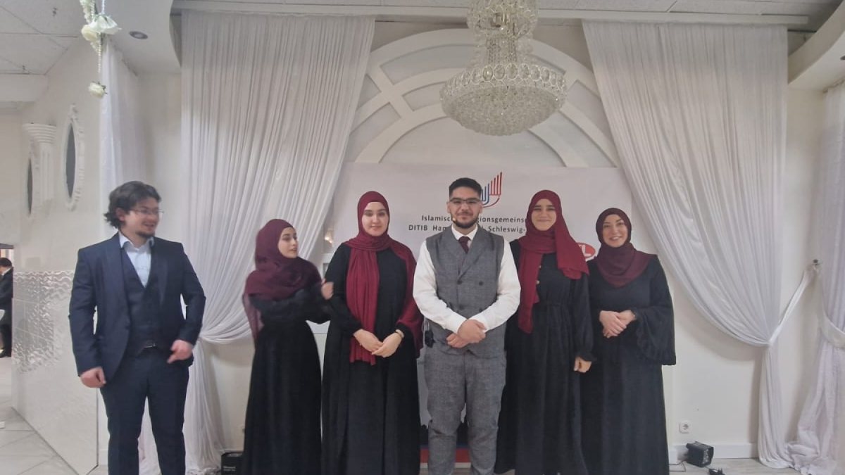 Junges Team des Verbands auf der Bühne einer Veranstaltung