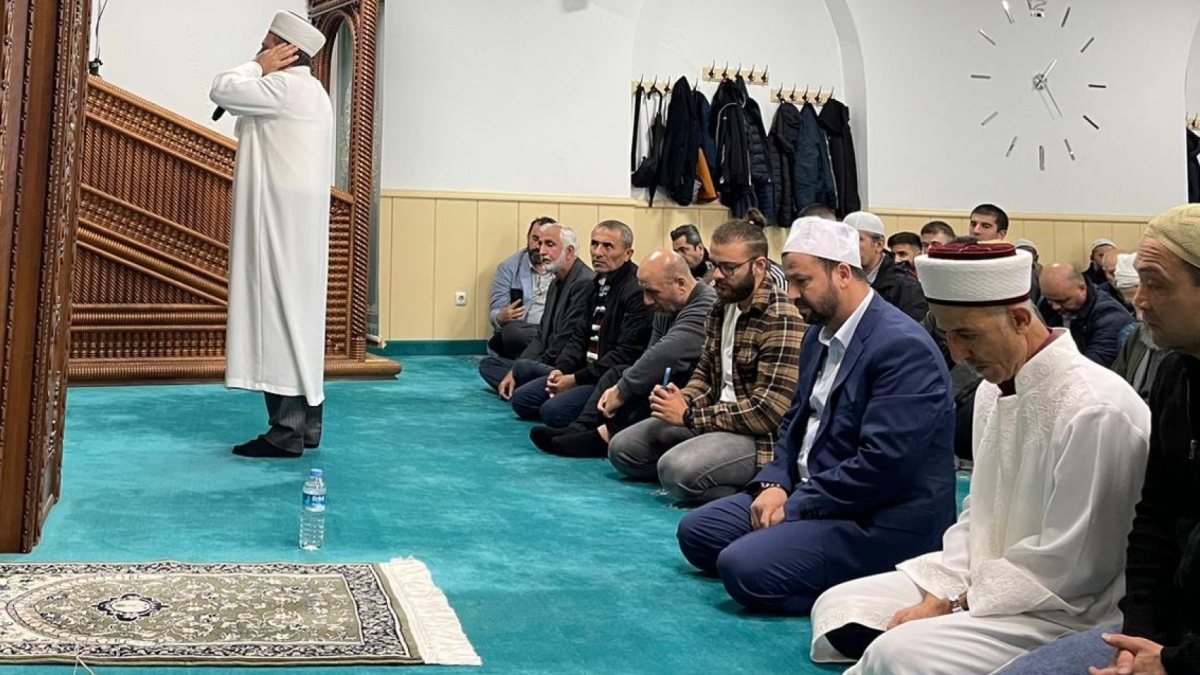 Imam hält die Freitagspredigt von der Minbar