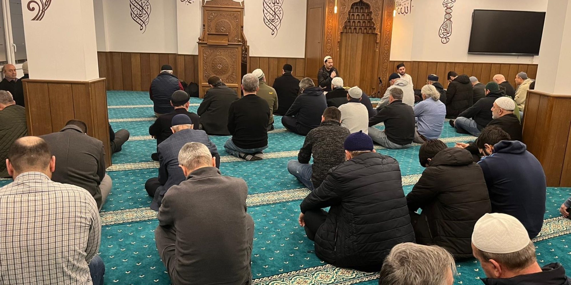 Gemeinde beim Gebet in der Moschee, Imam vorn
